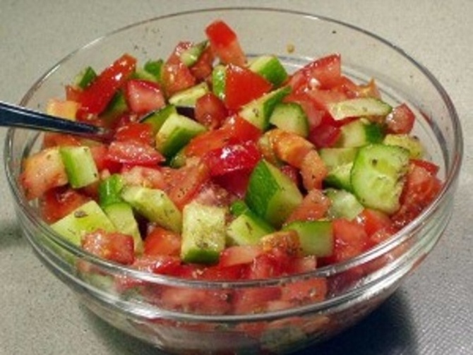Klassieke salade met sjalot, tomaat en komkommer-1-1-1-1