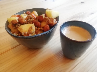 Wortel-appel ontbijt met noten en zaden