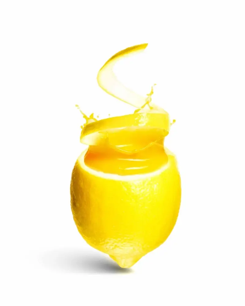 Image of refreshing lemon cocktail with juicy splashes-1