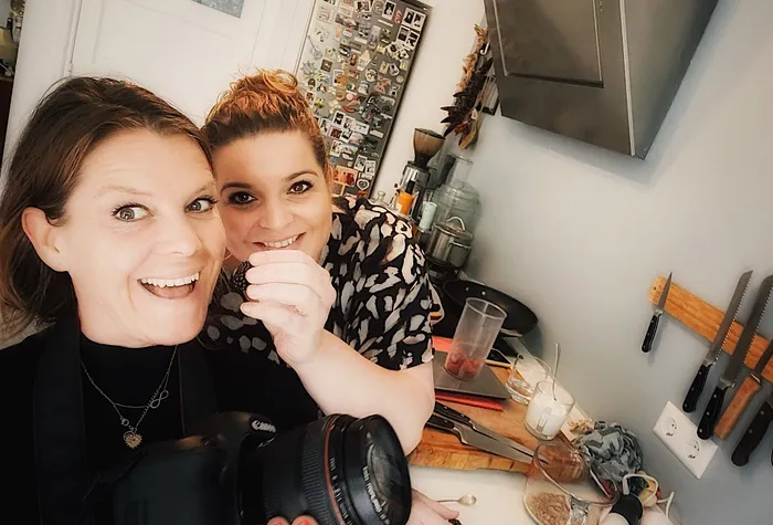 Anne en Mara koken voor het kookboek van Nederland slank-1