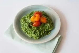 Courgetti met avocadosaus en geroosterde tomaten