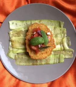 Kikkererwtenburger op een bedje gegrilde groenten