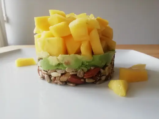 Ontbijttaartje van avocado, mango, noten en zaden
