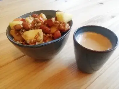 Wortel-appel ontbijt met noten en zaden