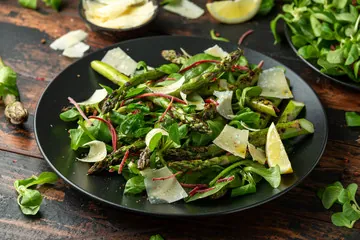 Nieuwe oogst asperges met aardappel en ei