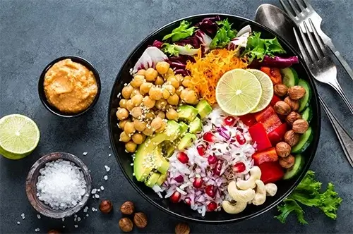 Verantwoorde buddha-bowl met hummus