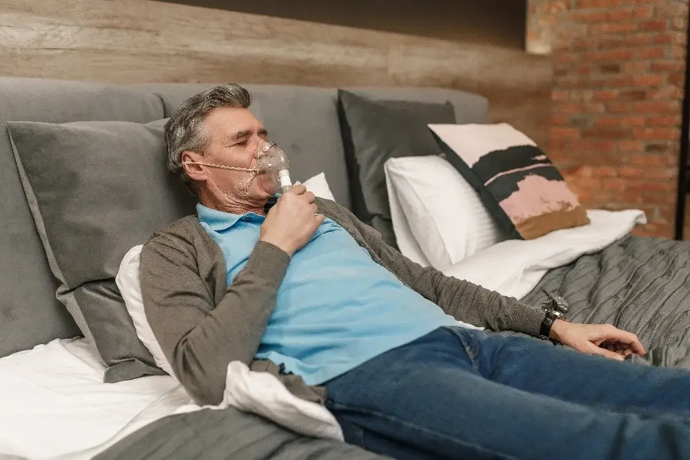 gelukkige-en-gezonde-senior-man-met-een-cpap-masker-die-de-hele-nacht-soepel-slaapt