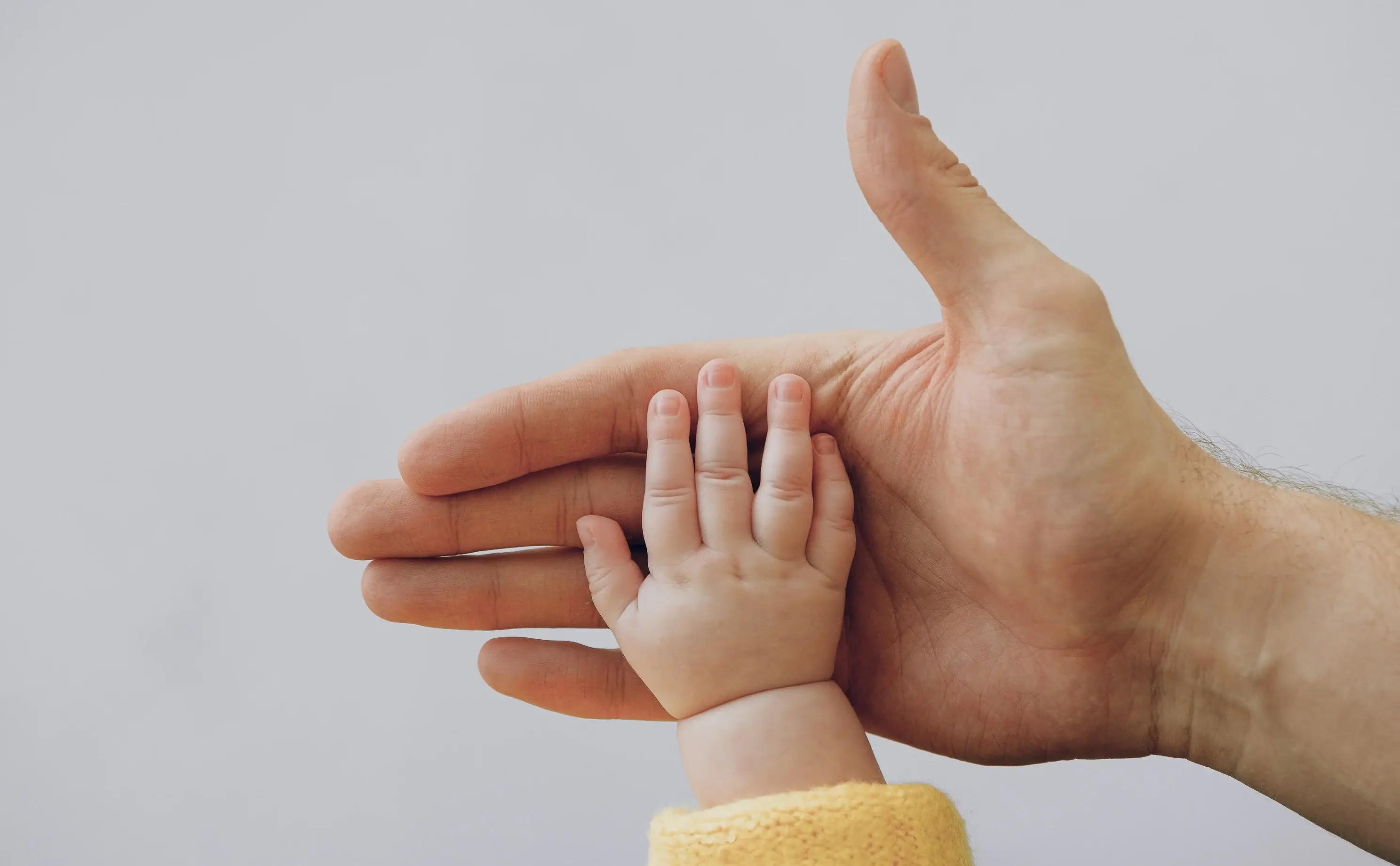 Mannenhand en kinderhand