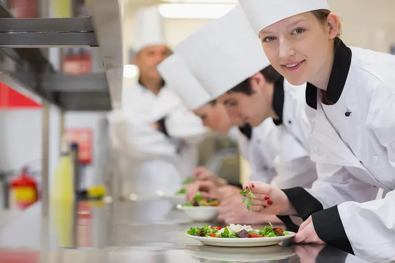 salades kunnen in je voedingsschema staan maar ook peulvruchten of andere eiwitten