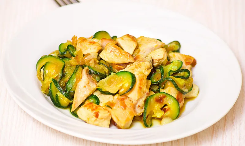 Kip met courgette en gedroogde pruimen