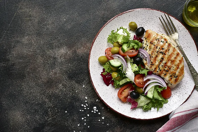 Mediterrane kip salade