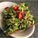 Volkorenroggecrackers met avocado en gemixte pitten