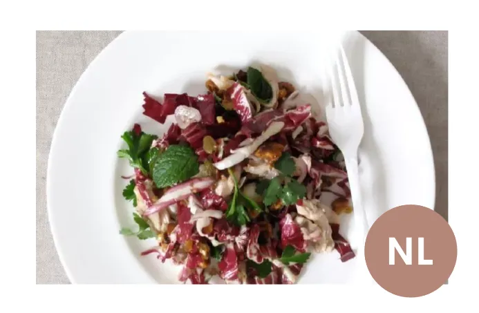 Radicchio sla met krokante kip en rozijntjes