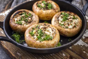 Gevulde champignon met blauwe bessen en roomkaas