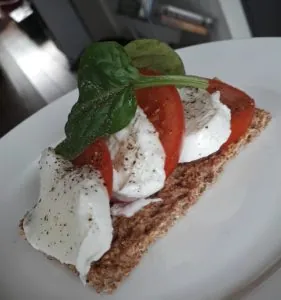 Roggeknäckebröd caprese