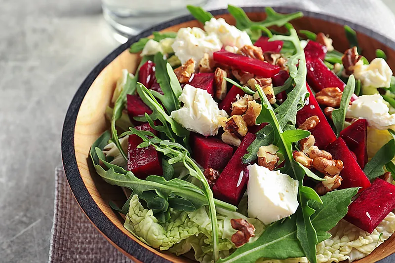 Bietensalade met geitenkaas en rauwkost