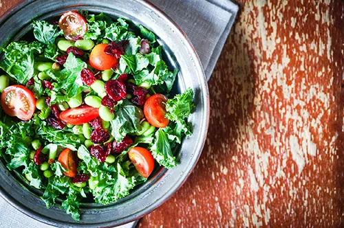 Wilde kruidensalade met edamame boontjes