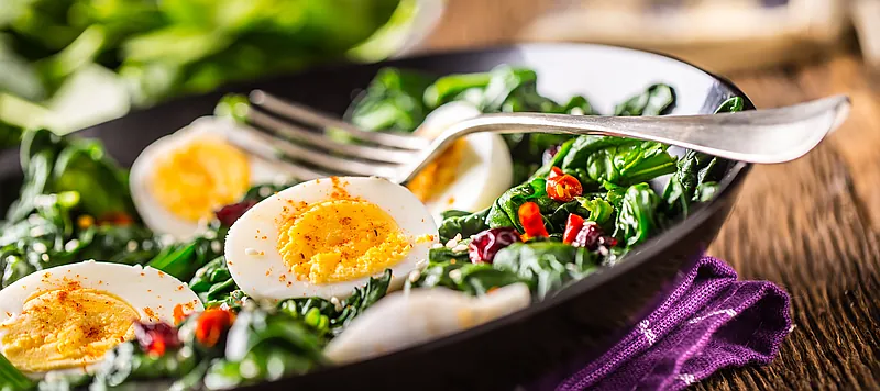 (Spinazie)salade met gepocheerd ei (of zachtgekookt ei)