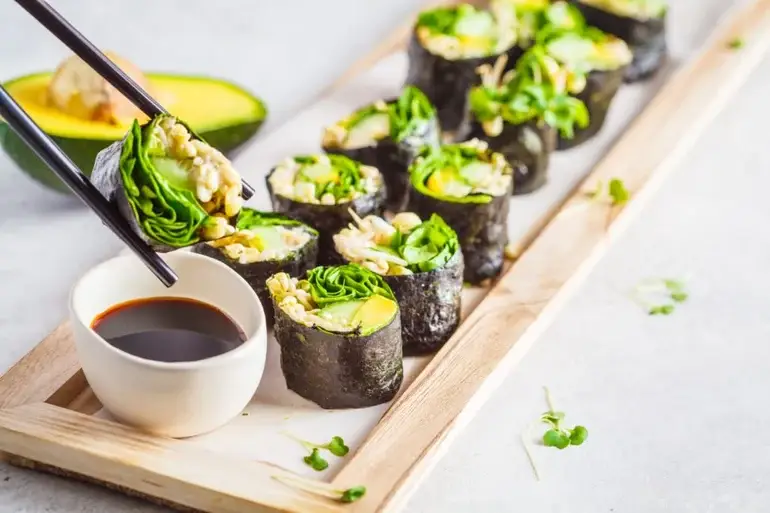 Sushi met avocado, komkommer en krab