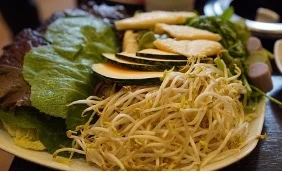 Frisse salade van taugé en komkommer