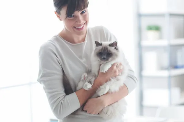 oxytocine vrouw die poes knuffelt