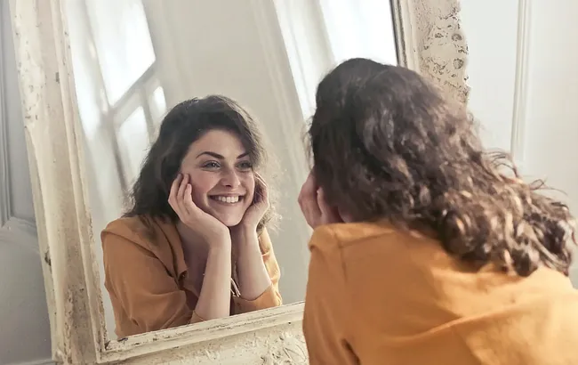 vrouw spiegel lachen