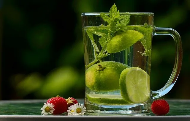 De rijke smaak van gekruide linzen met spinazie en tomaat