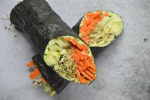 Eiwrap met garnalen, spinazie en tomaten
