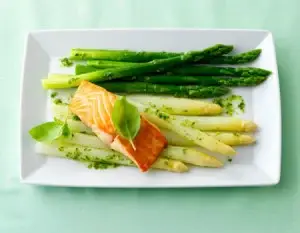 Zalm met asperges uit de oven