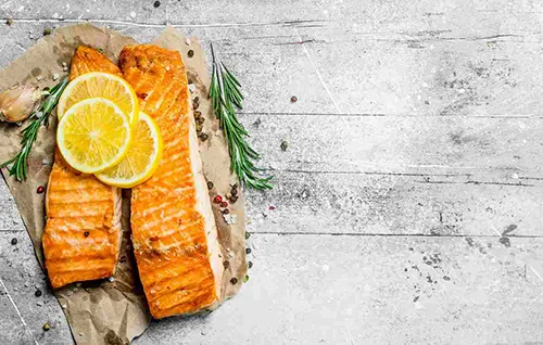 Geroosterde zalmfilet met champignonragout en cherrytomaatjes
