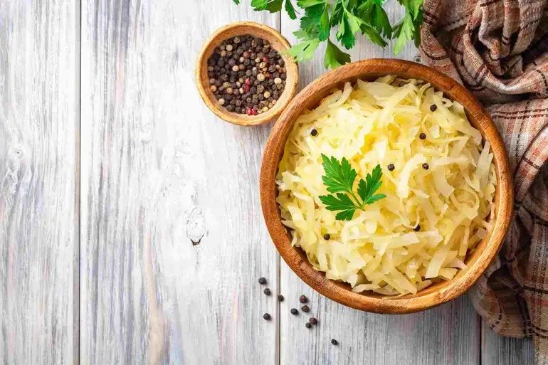 Zuurkoolsalade met gerookte kip, mango en mosterdzaadjes
